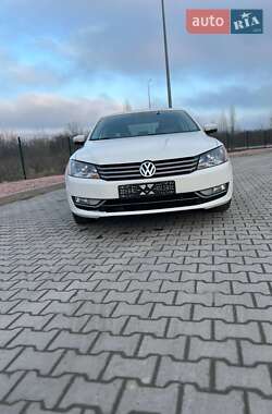 Седан Volkswagen Passat 2014 в Кам'янець-Подільському