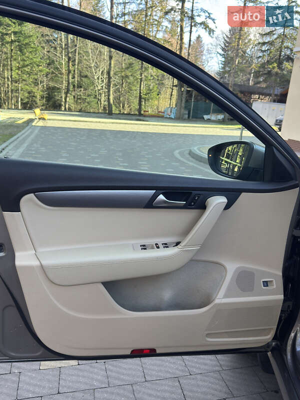 Седан Volkswagen Passat 2011 в Дрогобыче