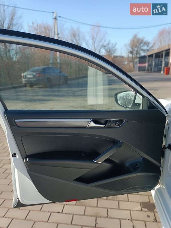 Седан Volkswagen Passat 2016 в Ровно