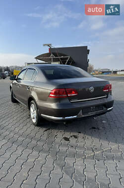 Седан Volkswagen Passat 2012 в Черновцах