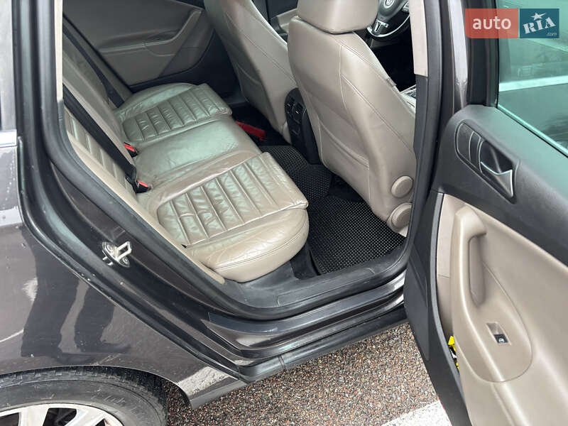 Універсал Volkswagen Passat 2009 в Житомирі