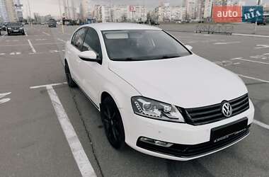 Седан Volkswagen Passat 2012 в Киеве