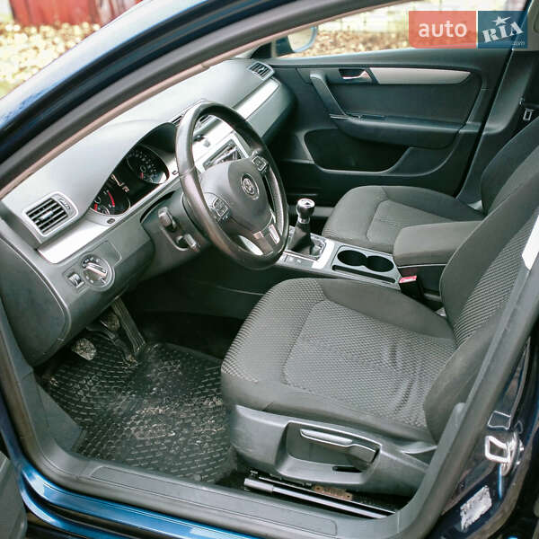 Універсал Volkswagen Passat 2011 в Житомирі