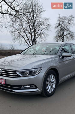 Седан Volkswagen Passat 2015 в Івано-Франківську