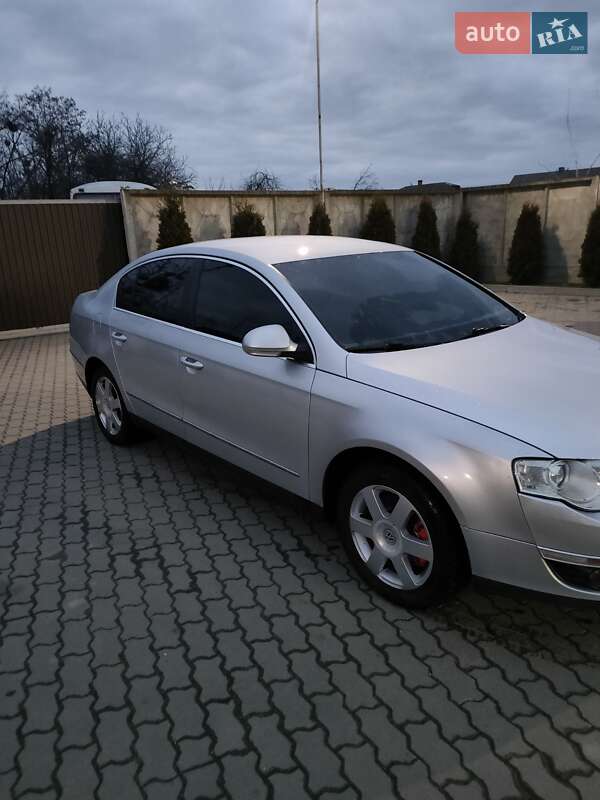 Седан Volkswagen Passat 2005 в Сарнах