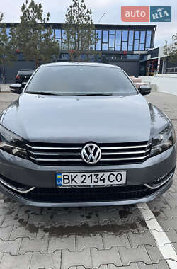 Седан Volkswagen Passat 2014 в Ровно