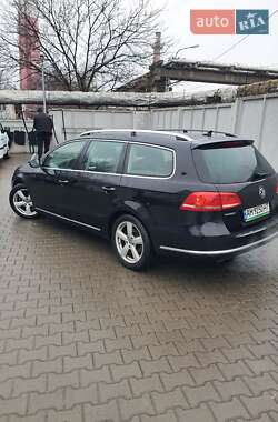 Універсал Volkswagen Passat 2012 в Житомирі