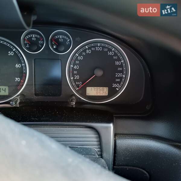 Универсал Volkswagen Passat 2002 в Киеве