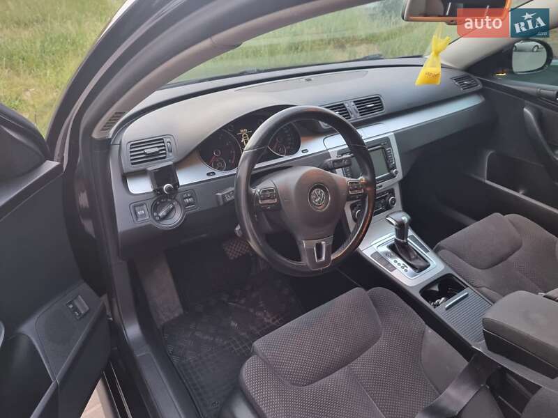 Седан Volkswagen Passat 2010 в Сокале