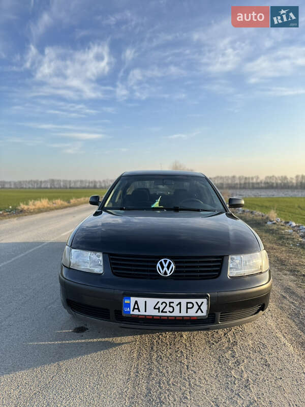 Седан Volkswagen Passat 1998 в Києві