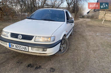 Седан Volkswagen Passat 1995 в Рівному