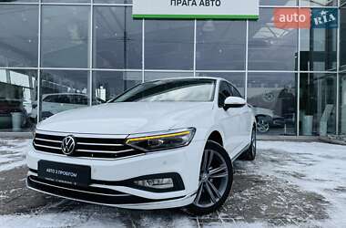 Седан Volkswagen Passat 2021 в Киеве