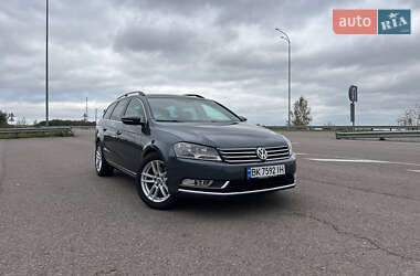 Универсал Volkswagen Passat 2011 в Дубно