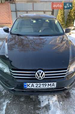 Седан Volkswagen Passat 2012 в Києві