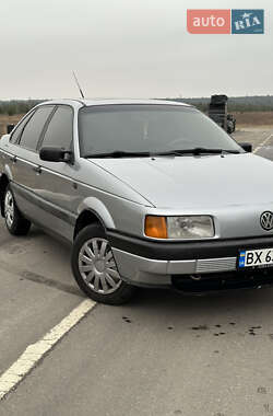 Седан Volkswagen Passat 1988 в Славуте