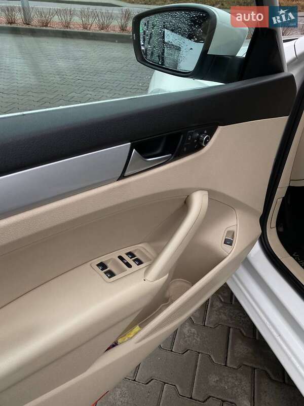 Седан Volkswagen Passat 2012 в Стрые