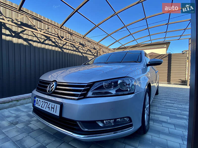 Седан Volkswagen Passat 2012 в Ужгороде
