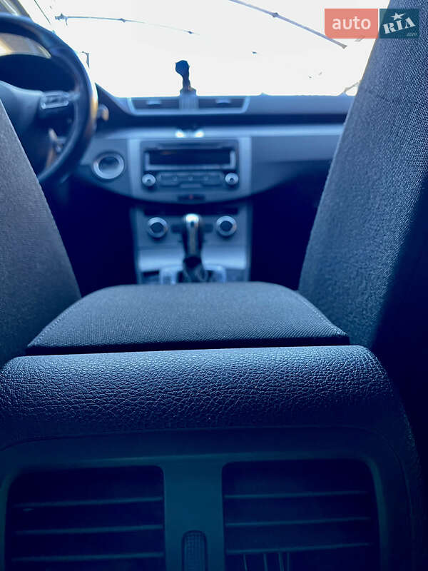 Седан Volkswagen Passat 2012 в Ужгороде