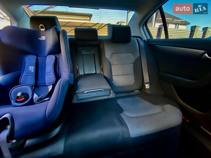 Седан Volkswagen Passat 2012 в Ужгороде
