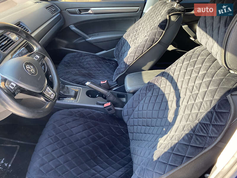 Седан Volkswagen Passat 2016 в Ромнах