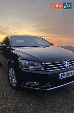 Седан Volkswagen Passat 2011 в Ровно