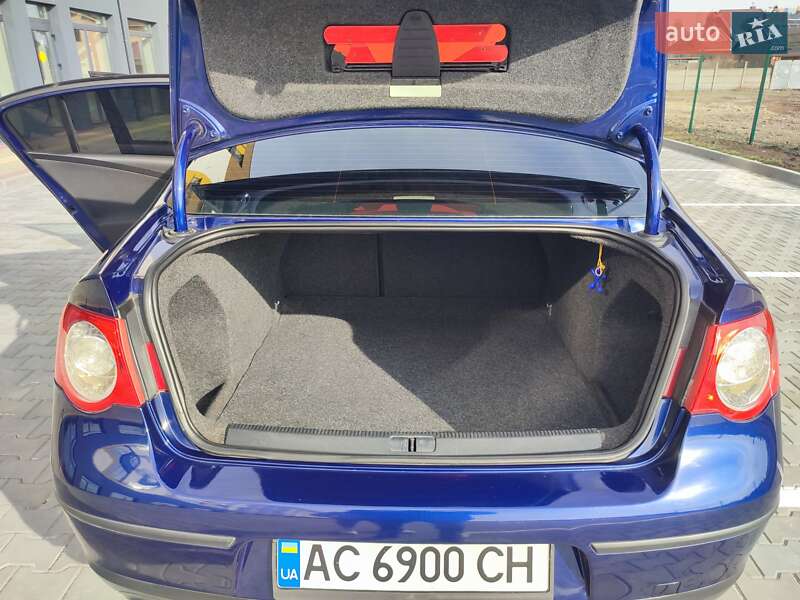 Седан Volkswagen Passat 2005 в Луцке