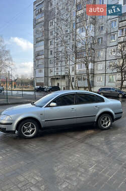 Седан Volkswagen Passat 2001 в Ромнах