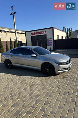 Седан Volkswagen Passat 2015 в Тернополі