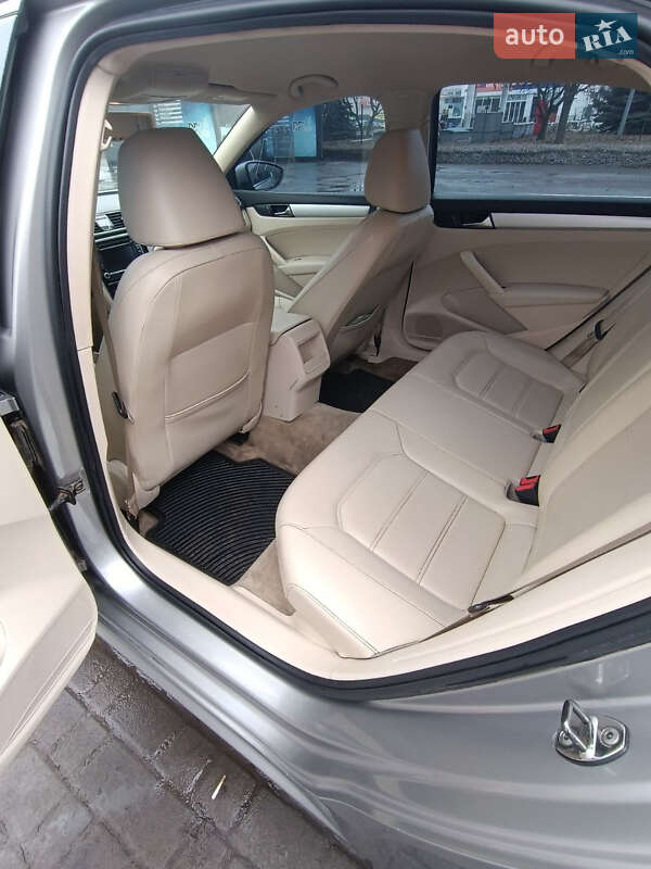 Седан Volkswagen Passat 2012 в Павлограді
