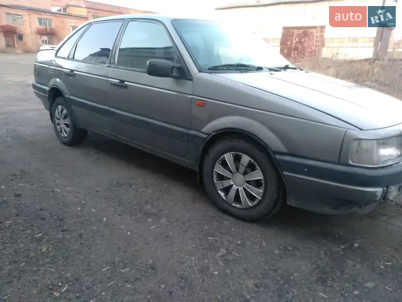 Седан Volkswagen Passat 1993 в 