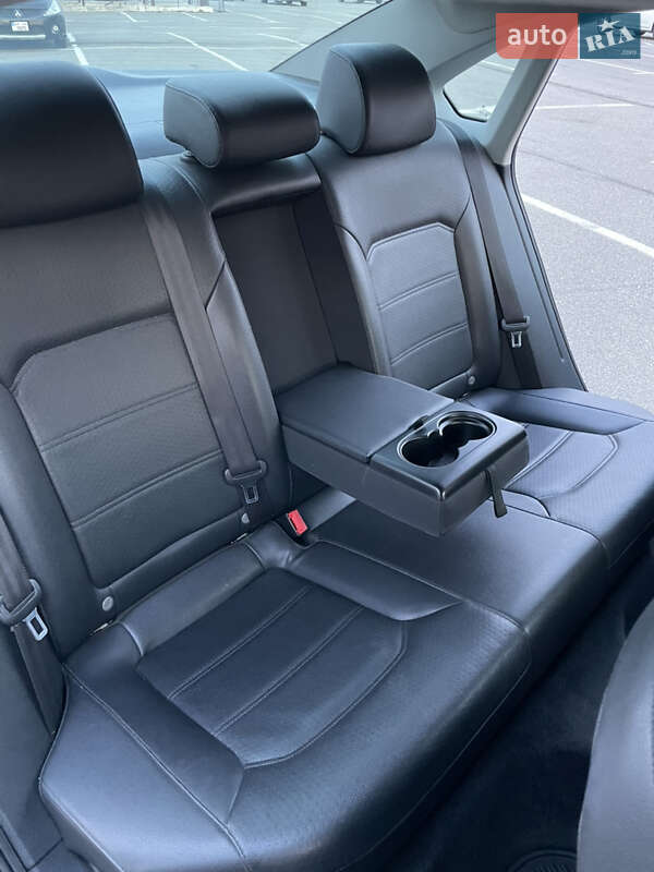 Седан Volkswagen Passat 2013 в Києві
