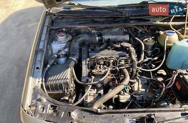 Універсал Volkswagen Passat 1993 в 