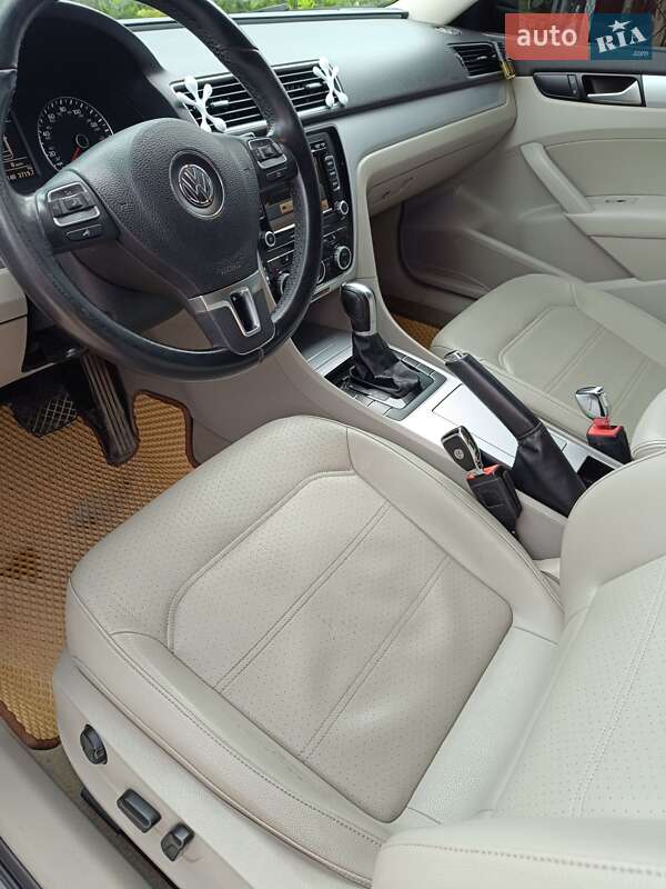 Седан Volkswagen Passat 2012 в Тернополі