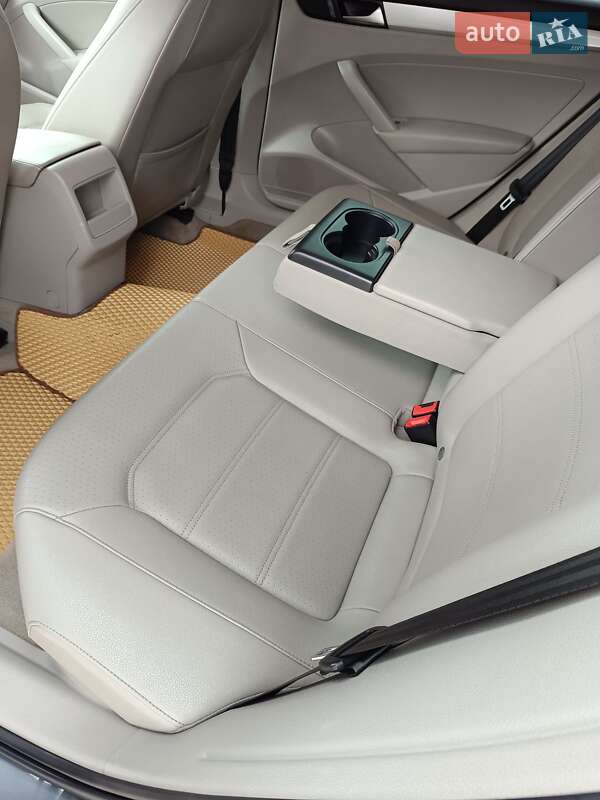 Седан Volkswagen Passat 2012 в Тернополі