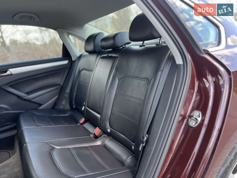 Седан Volkswagen Passat 2012 в Києві