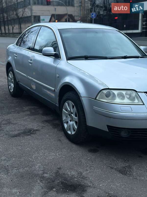 Седан Volkswagen Passat 2004 в Киеве