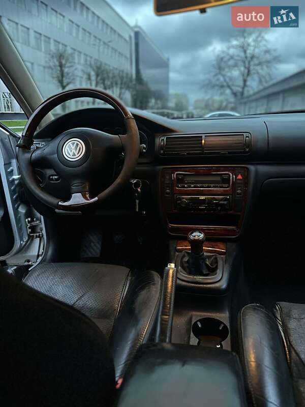 Седан Volkswagen Passat 2004 в Киеве