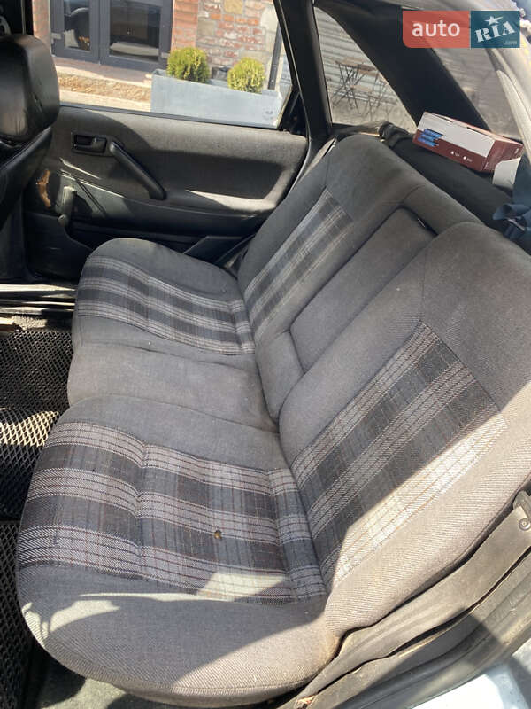 Седан Volkswagen Passat 1988 в Городке