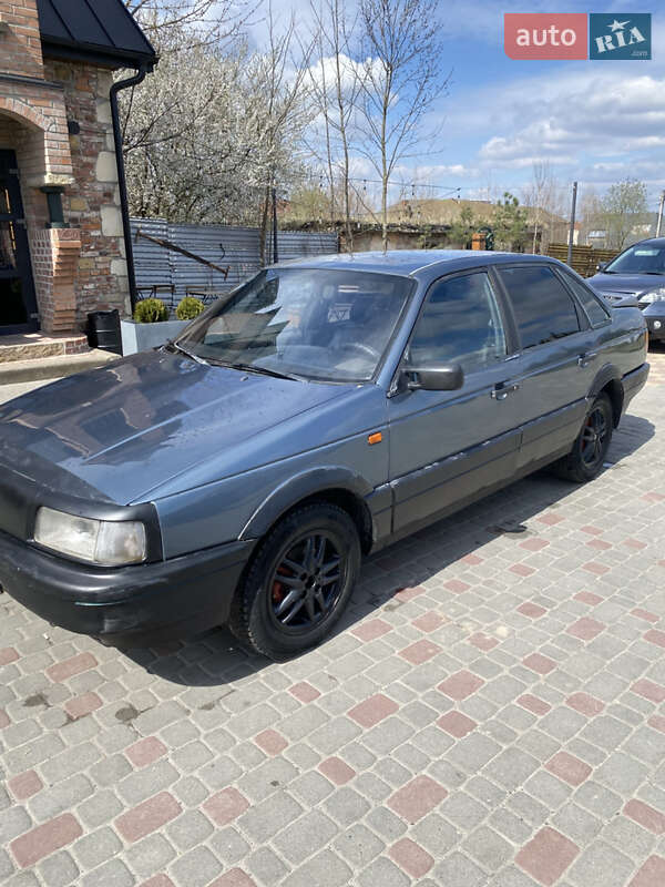 Седан Volkswagen Passat 1988 в Городке