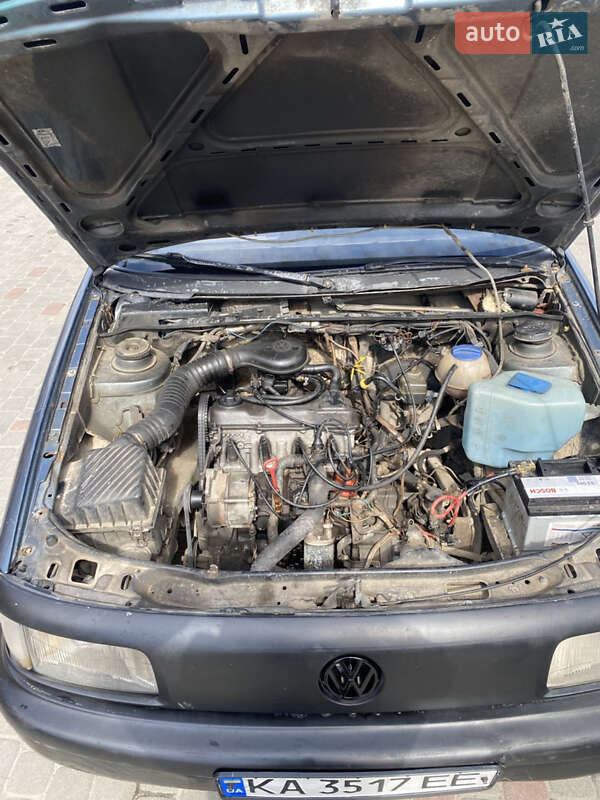 Седан Volkswagen Passat 1988 в Городке