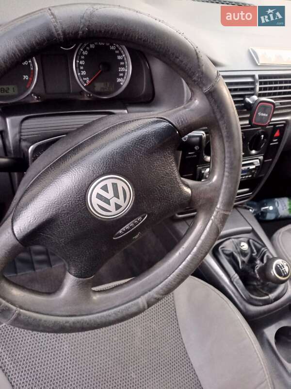 Седан Volkswagen Passat 2004 в Жовкве