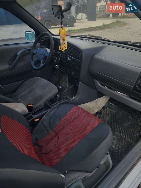 Седан Volkswagen Passat 1995 в Тячеві