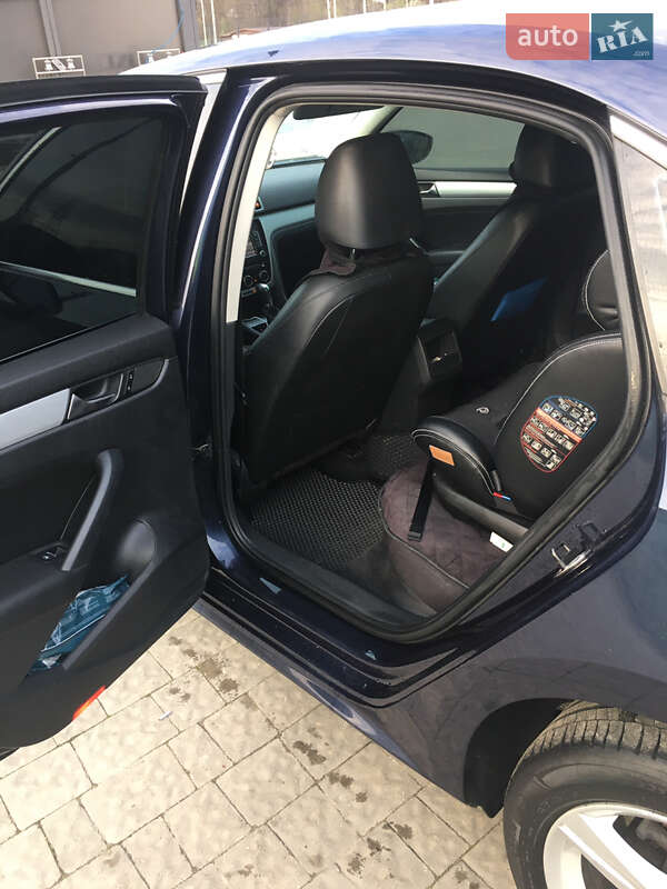 Седан Volkswagen Passat 2011 в Львове