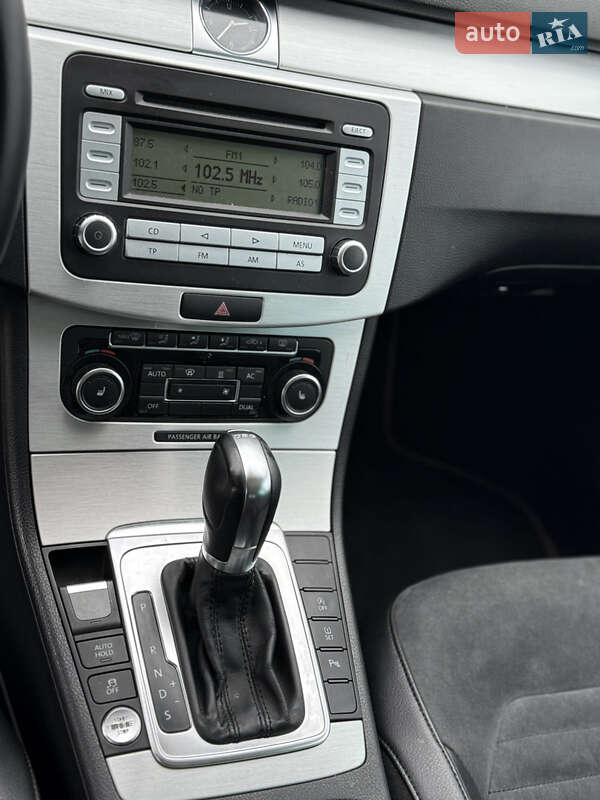 Универсал Volkswagen Passat 2011 в Староконстантинове