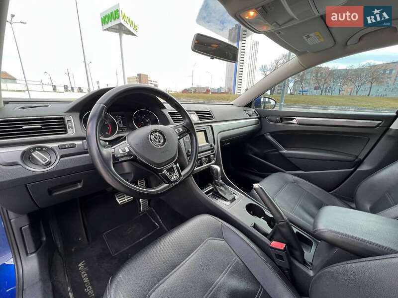 Седан Volkswagen Passat 2016 в Ромнах