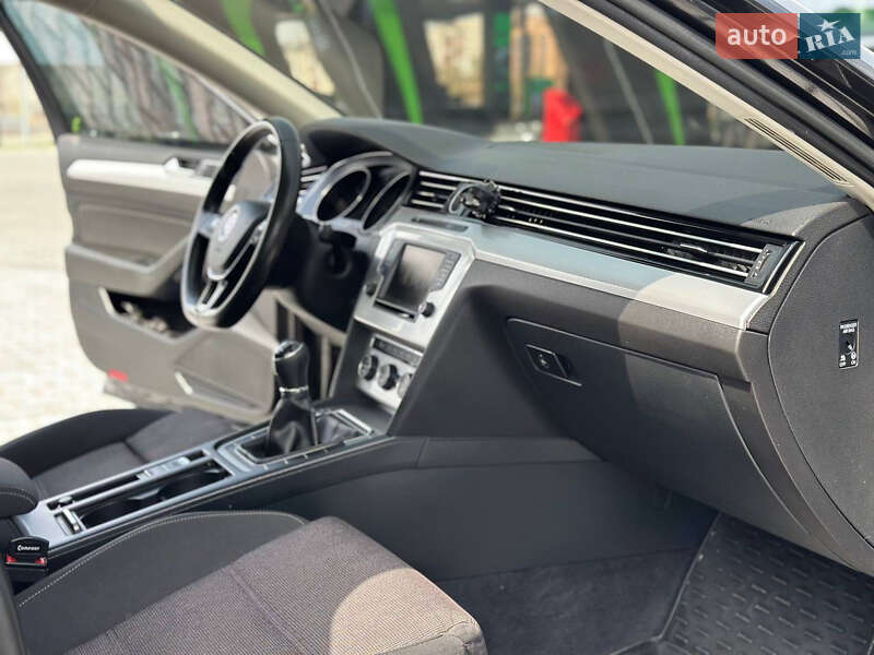 Седан Volkswagen Passat 2015 в Днепре