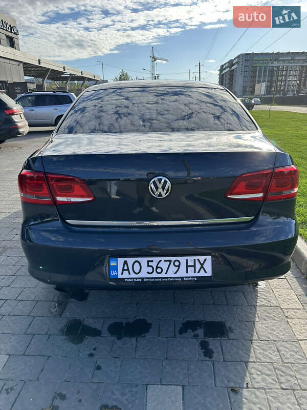 Седан Volkswagen Passat 2011 в Ужгороде