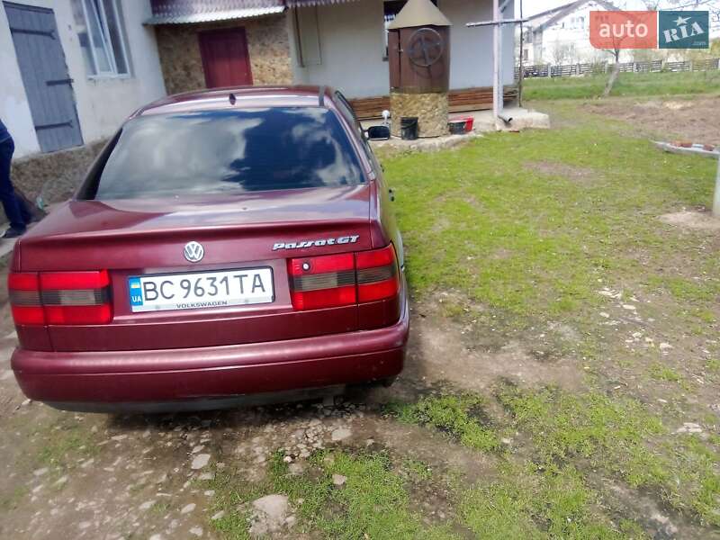 Седан Volkswagen Passat 1994 в Самборе