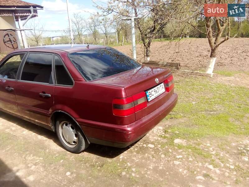 Седан Volkswagen Passat 1994 в Самборе