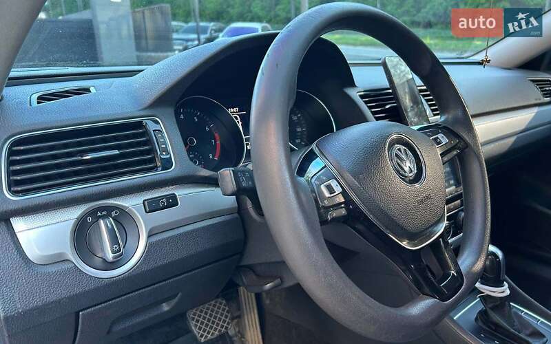 Седан Volkswagen Passat 2016 в Черновцах